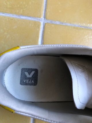 Zapatillas Veja Blancas y Amarillas. Modelo Campo
