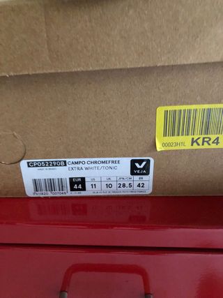 Zapatillas Veja Blancas y Amarillas. Modelo Campo