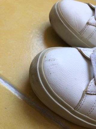 Zapatillas Veja Blancas y Amarillas. Modelo Campo