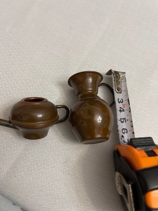 Aceitera y jarra diminutas de cobre