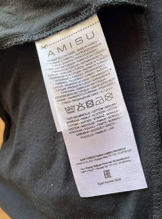 Camiseta negra tirantes anchos con hombreras