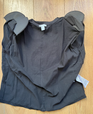 Camiseta negra tirantes anchos con hombreras