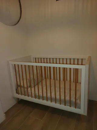 Cuna de bebé blanca y madera