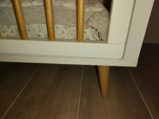 Cuna de bebé blanca y madera