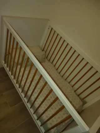 Cuna de bebé blanca y madera
