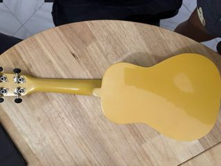 Ukelele amarillo