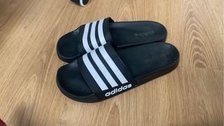 Chanclas Adidas Negras y Blancas