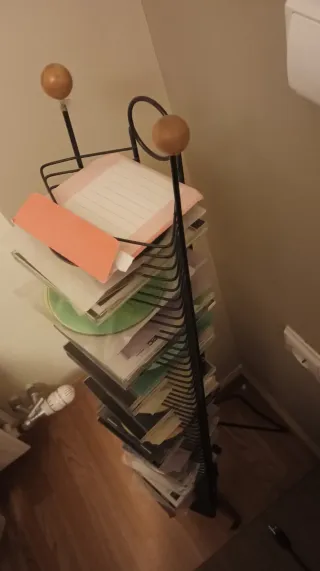 Porta CD metálico con detalles de madera