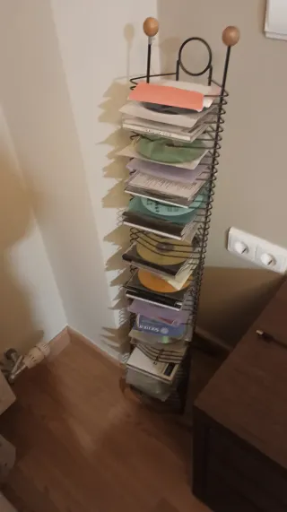 Porta CD metálico con detalles de madera