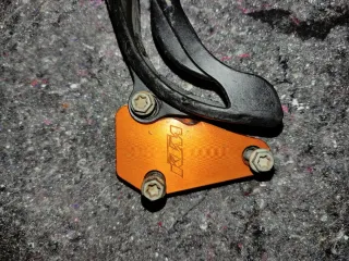 Protector bombín embrague y cadena KTM