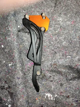 Protector bombín embrague y cadena KTM