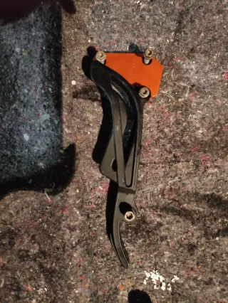 Protector bombín embrague y cadena KTM