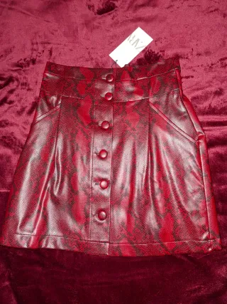 Falda Zara efecto piel serpiente