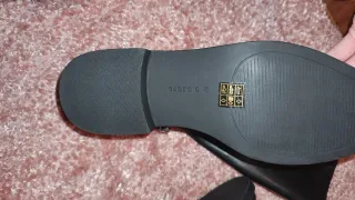 Botas altas negras con hebilla dorada