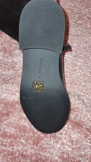 Botas altas negras con hebilla dorada