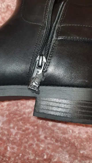 Botas altas negras con hebilla dorada