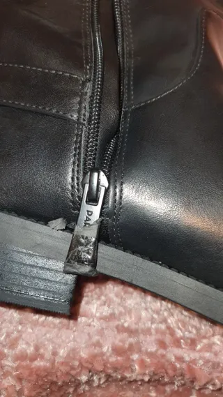 Botas altas negras con hebilla dorada