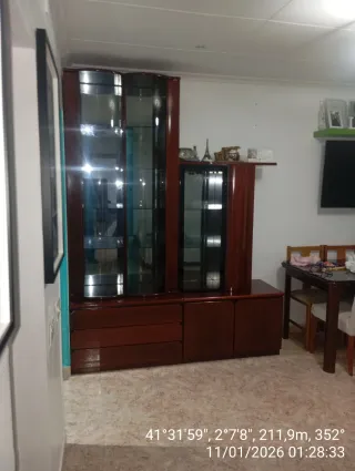 Mesa de madera y cristal