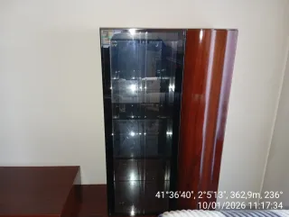 Mesa de madera y cristal