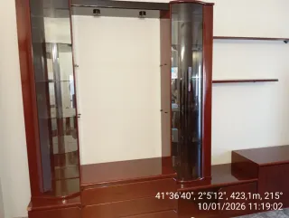 Mesa de madera y cristal