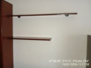 Mesa de madera y cristal