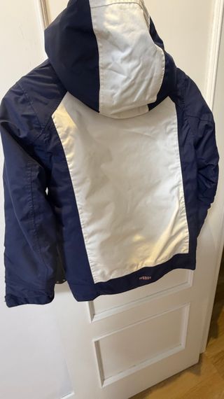 Chaqueta Wedze azul y blanca.  Talla 9 a 10 años!
