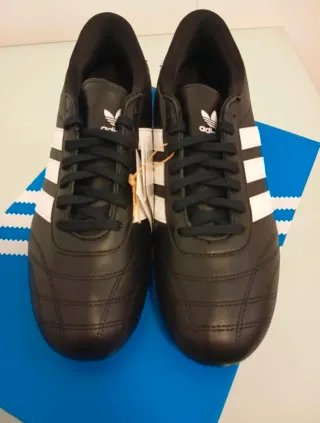 Zapatillas Adidas Negras y Blancas