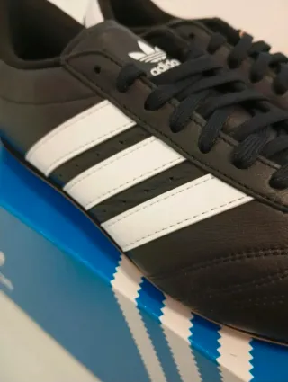 Zapatillas Adidas Negras y Blancas