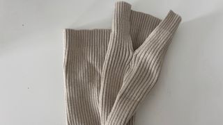 Camiseta beige manga larga crop top