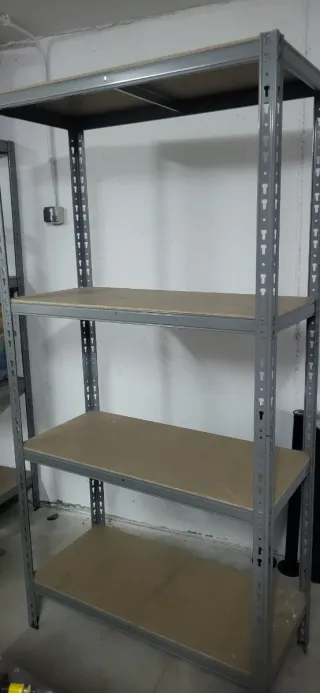 4 Estantería de almacenaje metálica