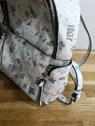 Mochila blanca con estampado artístico