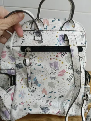 Mochila blanca con estampado artístico