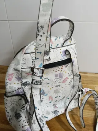 Mochila blanca con estampado artístico