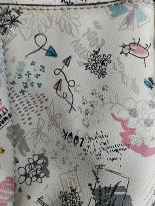Mochila blanca con estampado artístico