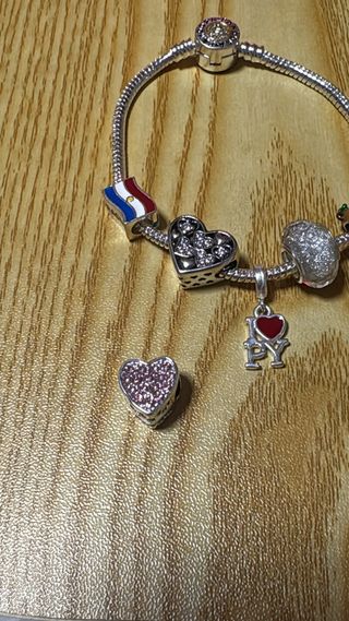 Pulsera Pandora con dijes de corazón