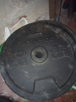 Lote de pesas de 5 kilos y 10 kilos con barras
