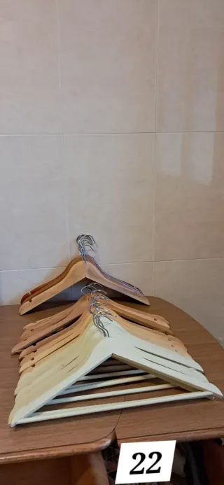 Lote 15 perchas madera y metal, se regalan 7.