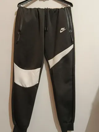 Chaqueta Nike con cremallera y capucha