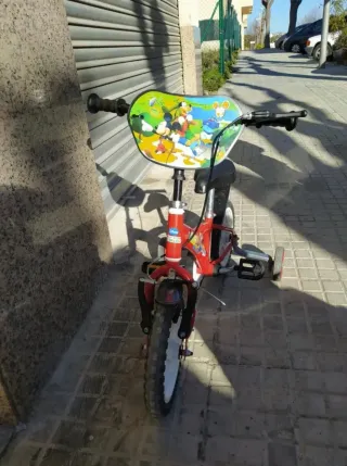 Bicicleta infantil roja 2-3 años