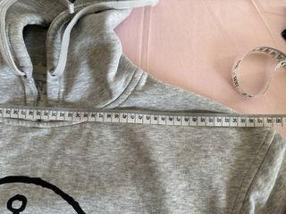 Sudadera gris con capucha y ancla