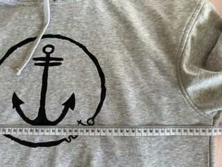 Sudadera gris con capucha y ancla