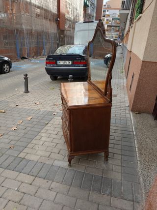 Cómoda antigua con espejo