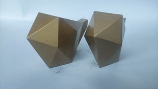 Figuras decorativas doradas