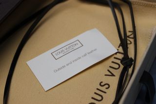 Louis Vuitton, Monogram Empreinte. Caja vacía de funda para iPhone.