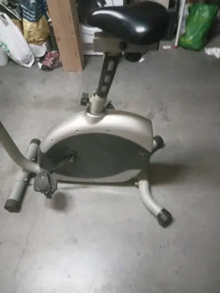 Bicicleta estática gris y negra