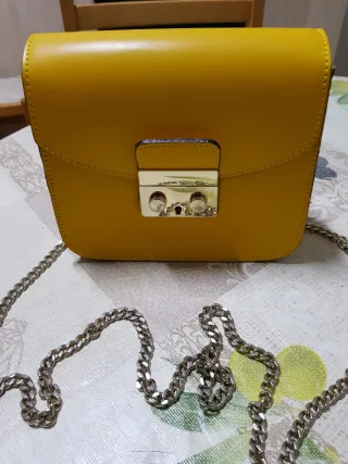 Bolso de cuero amarillo con cadena