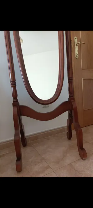 Espejo de pie madera maciza oscilante .