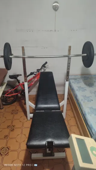 Banco de pesas con barra y discos