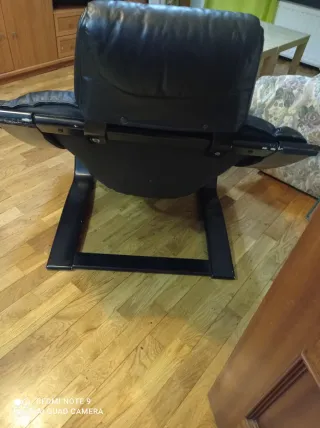 Poltrona e poggiapiedi in pelle nera