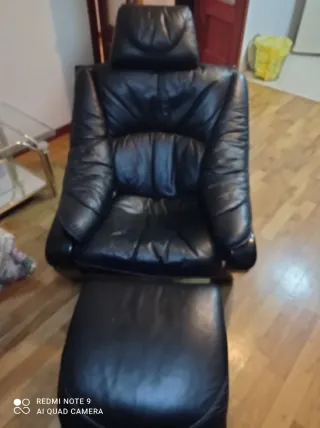 Poltrona e poggiapiedi in pelle nera